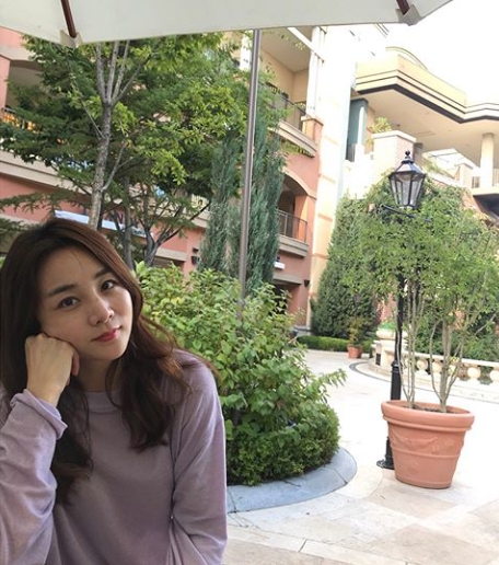 The Daeun Jin announcer boasted of her watery beauty.Daeun Jeong posted an article and a photo on his instagram on September 4th, Falling in the Hwachang autumn.In the photo, Daeun Jeong is sitting on an outdoor terrace enjoying the autumn weather, with a pure visual of Daeun Jeong, which is well suited to a light purple top, catching his eye.kim ye-eun