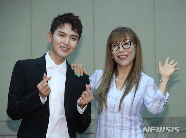 Soprano Sumi Jo (56), the original member of the Hallyu The Classic star, and Kim Ryeowook (31), a member of the Korean Wave group Super Junior, who is sweeping World, meet.At 7 pm on the 9th, the concert will be held at the Park Concert of Credia, a performance agency held at the 88th lawn yard of Olympic Park.Sumi Jo and Kim Ryeowook sing Cole Potters I Love Paris togetherSumi Jo, who also took a stage with another idol group Highlight member Yang Yo-seop (28) at a park concert five years ago, expected that young people would be able to get to know the music more easily if they delivered it to the Seoul Arts Center Music Party on the 4th, especially when the class was difficult.Last performance, there were a lot of Yosup fans. Thanks for playing a good part.I also got a lot of feedback saying, The Classic Music is so good. Ho-ho.Sumi Jo is a The Classic Music artist, but the attitude toward Music is flexible.She has taken the theme of this performance as One Night in Paris centered on France Paris, the center of European art, and she presents various genres of music.The story of the widow who came to Paris includes the operetta Mary Wido, the movie The River of the River flows under the sky of Paris, the France musical Notre Dame de Paris, the World Mulang Rouge of Frances hanrakga at the end of the 19th century, and the masterpiece Chansong Rosy Life.Sumi Jo said: I like all the music.Music is divided into good music and unloved music without genre distinction. Even if the genre is different, there is a joy to care for each other and to know each other.The meeting with Atis of a completely different World is not strange, he said. I am thirsty for the performance like a lion trapped in a cage.I want to go out and sing in front of the audience. Kim Ryeowook was in Indonesia until recently.Super Junior appeared at the closing ceremony of the 2018 Jakarta and Palembang Asian Game held at the Gelora Bung Carno Stadium in Jakarta, the capital.Super Junior has been enjoying World popularity since April 12, when it entered the 13th place on the Billboard Latin digital song chart for the first time as a Korean singer with the title song Replay title song Rosiento.Kim Ryeowook thanked the stage for being a meaningful place.I am so thrilled to have a duet with Sumi Jo and I am glad to have Music with other good people, he said. I feel like I have been playing music well for 10 years, and I am honored and impressed.At the rehearsal, Kim Ryeowook sang Super Juniors global hit song Sori with the London Philharmonic Orchestra at the closing ceremony of the Asian Game.I was so envious that the members were performing with London Philharmonic Orchestra, he said. I also wanted to come.I will actively breathe with the audience in the actual performance. The concert will be accompanied by tenor Jean Christophe Vaughan, accordion Alexander Sheikin, conductor Lorenzo Pacerini and Dito London Philharmonic Orchestra.Prior to the Park concert, Sumi Jo will perform at the Seoul Arts Center concert hall at 8 pm on May 5, titled One Night in Paris.