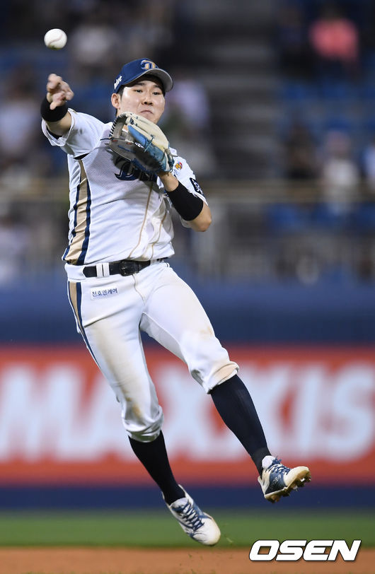National player Second baseman Park Min-woos easy defense has become a pretext for a band-to-band defeat.NC lost 3-5 in the ninth inning at the Samsung Lions of Shinhan Bank MY CAR KBO League held at Changwon Station Masan Stadium on the 4th.NC (47 wins, 69 losses) did not get out of the bottom spot.The National Players, who returned on the day, were side by side as top hitters for both teams; the Samsung Lions came out as center fielder Park Hae-min.NC was scooped by Park Min-woo as Second baseman No. 1; the key was how much the national hitters would break through the offensive.Both Park Hae-min and Park Min-woo were seldom struck out in the first at-bat; Park Min-woo, who led the way in the fourth, hit his first hit.Park Min-woo homered in a double by Kwon Hee-dong, the moment NC took the lead.Park Hae-min picked up his first hit in the seventh inning only in the third at-bat, but failed to connect until scoring due to a subsequent misfire.The two players, who came out in a day after returning from Jakarta, seemed heavy.Park Min-woo, who scored the finish on one hit in four at-bats, hit better than Park Hae-min in five at-bats.The problem was a decisive mistake: Samsung Lions led the way in the ninth inning with the leadoff hitter Koo Ja-wook walking out; Kim Hun-gon hit a par-timer.Second baseman Park Min-woo made a fatal mistake of missing the ball; Park Min-woo failed to get to first base.Lee Min-ho, a rocking pitcher, hit Lee Ji-youngs body and was loaded with a scoreless base. Lee Min-ho threw a grounder to the home and grabbed an outcount.Lee Min-ho struck out Choi Young-jin, who gave Kim Sung-hoon a walk to push him out after a full-count match.Baek Seung-mins sweeping three-run double broke out and the Samsung Lions turned 5-3.If Park Min-woo showed a stable defense, NC had enough opportunity to cleanly prevent the defense in the ninth inning and win.Park Min-woo failed to look up after making a fatal mistake in his first NC return.