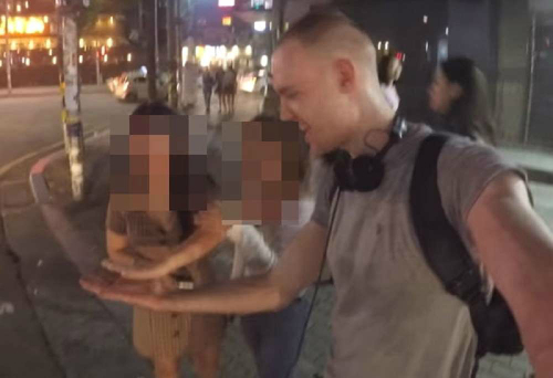 "나 백인이야" 한국女 접근하는 백인남자 영상에..누리꾼들 '부글부글' | 인스티즈