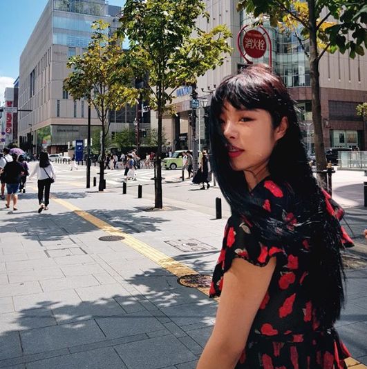 Girl group MAMAMOO member Wheein has revealed the latest situation.Wheein wrote on the official Instagram of MAMAMOO on the 4th, Linda Ronstadt. Shararalalalalala. The day when there was no cloud in the sky. I walk alone.The sky sky is pure, and posted a picture.In the photo, Wheein looks back as she walks down the street, staring at the camera, especially with a well-suited black straight hair and colorful patterned costumes.Many netizens who responded to this responded such as Pretty, I rest well, I eat a lot of delicious things.Meanwhile, MAMAMOO, to which Wheein belongs, made a comeback with the album Red Moon in July and acted as the title song You Na Year.