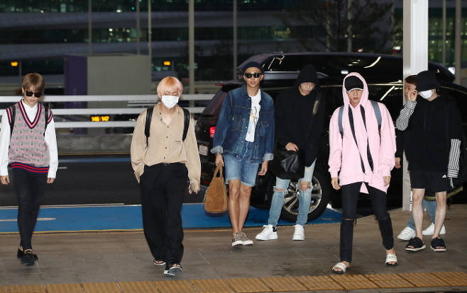BTS (BTS) entered United States of America Los Angeles (LA) on Thursday for the World Tour.The first place to move before their United States of America visit is United States of Americas main Broadcasters.The show show hosts publicly announced on SNS that they would like to join BTS.The competition over BTS, which is called the best boy group on earth, was hotter than ever.James Corden, the United States of America CBS talk show host and actor and producer, wrote on his SNS on the 29th (local time) last month, I hope BTS will come to our show and call Serendipity.Can I call it in Carpool Karaoke (the name of the corner in the program)? he asked.ABC7 entertainment reporter George FeNacho said, I am sorry to announce this news.I heard that BTS had decided to refuse all requests for interviews while in LA today.BTS wants to focus on their show, and Im told theres nothing else to do but Concert, Fenacho said.Ill cover Concert for you, though, he said, comforting the fans.BTS is actually going to focus more on music during his stay in LA, and it is said that he plans to concentrate on performance practice and this performance rather than digesting media interview schedule.In response to the news, BTS fan club ARMY welcomed the news, saying, What they need is a rest.Its good for them, LaFranz Davis, an educator at United States of America, a fan of BTS, told SNS, I think well talk more about our conversations with fans at Grammy At the museum.BTS left for United States of America Los Angeles for World Tour Love Yourself (LOVE YOURSEL).They will open a rally for overseas performances starting with the Los Angeles Staples Center on the 5th to 6th and 8th to 9th (local time).The World Tour will be held in 16 cities, including the Seoul Jamsil Olympic Stadium performance, which was held on the 25th ~ 26th of last month, with a total of 790,000 people.On the 11th, the Grammy Natural History Museum and London will host A Conversation with BTS to meet with United States of America fans in LA.