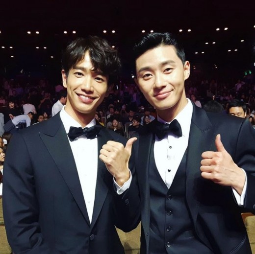South Korea and Taiwan met.Taiwan Actor Ryu Ho posted a picture of his SNS Instagram on April 4 with Actor Park Seo-joon.Ryu and Park Seo-joon met at the Drama Awards in Seoul and took the same pose and took a commemorative photo.The pair, who donned a black Tuxedo, rocked their womanhood as they showed off their warm looks in a tall, tall, tall figure.With the photo, Ryu Ho added, I met your vice chairman.