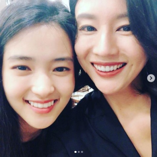 Actor Kim Tae-ri and Seo Yu-Jeong boasted a friendly look.Seo Yu-Jeong wrote on his Instagram on the 4th, Tali, I saw the picture, sir. It looks like us. Too bright and cheerful.How could you be so perfect? Great. Good. I promise to meet you again. Seo Yu-Jeong said, But ... why do you give me your imel and birthday date? We have a lot of trouble in the band. We had a lot of trouble. It was really cool # Tae-ri in Italy # Seo Yu-Jeong # Aesin #Seo Yu-Jeong # Hongpa #Mr.Sunshine # 19 # Birthday # Email and uploaded several photos.The photo shows the faces of Seo Yu-Jeong and Kim Tae-ri, who are friendly, and they look at the camera with a wide smile.Seo Yu-Jeong and Kim Tae-ri have appeared together on TVNs Mr. Shene. The extraordinary beauty of those who look strangely attracts Eye-catching.