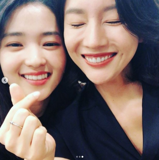 Actor Kim Tae-ri and Seo Yu-Jeong boasted a friendly look.Seo Yu-Jeong wrote on his Instagram on the 4th, Tali, I saw the picture, sir. It looks like us. Too bright and cheerful.How could you be so perfect? Great. Good. I promise to meet you again. Seo Yu-Jeong said, But ... why do you give me your imel and birthday date? We have a lot of trouble in the band. We had a lot of trouble. It was really cool # Tae-ri in Italy # Seo Yu-Jeong # Aesin #Seo Yu-Jeong # Hongpa #Mr.Sunshine # 19 # Birthday # Email and uploaded several photos.The photo shows the faces of Seo Yu-Jeong and Kim Tae-ri, who are friendly, and they look at the camera with a wide smile.Seo Yu-Jeong and Kim Tae-ri have appeared together on TVNs Mr. Shene. The extraordinary beauty of those who look strangely attracts Eye-catching.