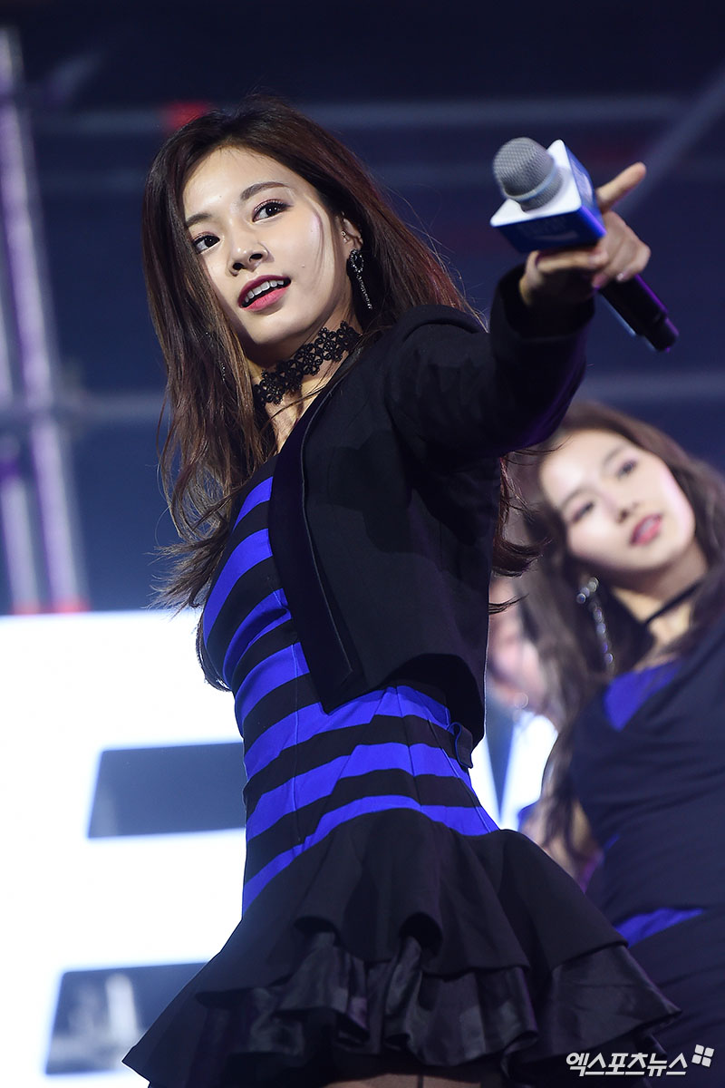 TWICE TZUYU, who attended Pocari Challenge Teen Festa held at Jangchung Gymnasium in Jung-gu, Seoul on the afternoon of the 4th, is showing the stage.
