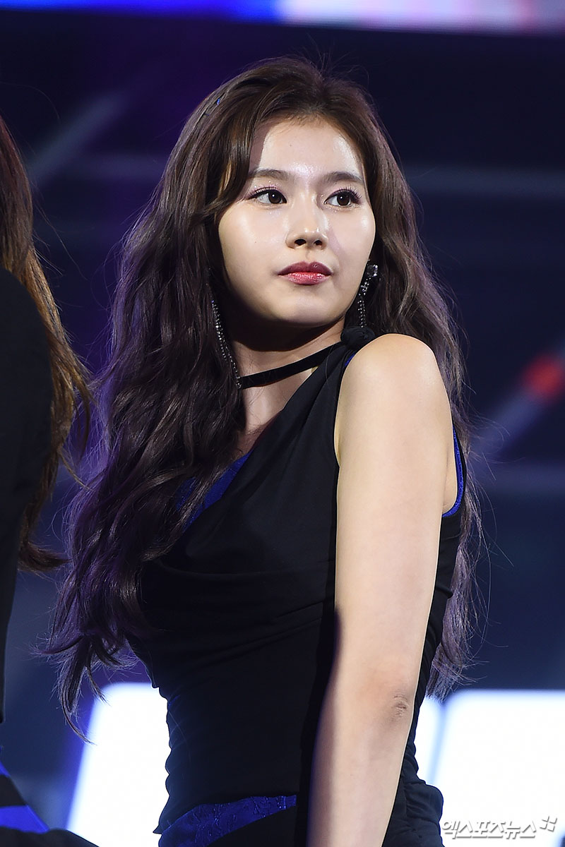 TWICE Sana, who attended Pocari Challenge Teen Festa held at Jangchung Gymnasium in Jung-gu, Seoul on the afternoon of the 4th, is showing the stage.