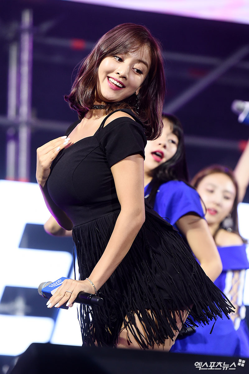 TWICE Jihyo, who attended Pocari Challenge Teen Festa held at Jangchung Arena in Jung-gu, Seoul on the afternoon of the 4th, is showing the stage.