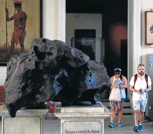 리우 국립박물관에 전시된 대형 운석 [브라질 일간지 에스타두 지 상파울루]