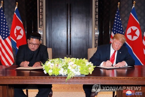 북한, 역사적인 첫 '북미정상회담' 보도 (평양 조선중앙통신=연합뉴스) 북한 김정은 국무위원장이 미국 트럼프 대통령과 12일 싱가포르의 센토사섬에서 역사적인 첫 북미정상회담을 가졌고 이 자리에서 공동성명을 채택했다고 13일 조선중앙통신이 보도했다. 2018.6.13  [국내에서만 사용가능. 재배포 금지. For Use only in the Republic of Korea. No Redistribution]