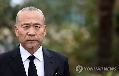 생각에 잠긴 이왕표 (고흥=연합뉴스) 형민우 기자 = '박치기왕' 김일 선생의 1기 제자로 한국 프로레슬링을 이끌고 있는 이왕표(62) 한국 프로레슬링연맹 대표가 26일 전남 고흥군 금산면 김일 선생의 묘를 찾아 생각에 잠겨 있다. 이 대표는 스승의 추모 10주기를 맞아 국제프로레슬링대회를 개최했다. 2016.10.26      minu21@yna.co.kr  (끝)