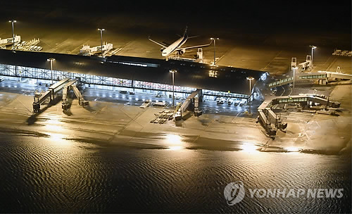 태풍 '제비' 일본 강타, 3명 사망…간사이공항 폐쇄 등 피해 속출 (도쿄 AP/교도=연합뉴스) 강력한 제21호 태풍 '제비'가 일본 열도에 상륙한 4일(현지시간) 오사카 간사이공항이 물에 잠겨 있다. 일본 언론은 태풍이 기록적인 집중호우를 몰고 오면서 이날 현재 최소 6명이 숨지고 간사이공항이 폐쇄되는 등 피해가 잇따르고 있다고 전했다.    ymarshal@yna.co.kr  (끝)