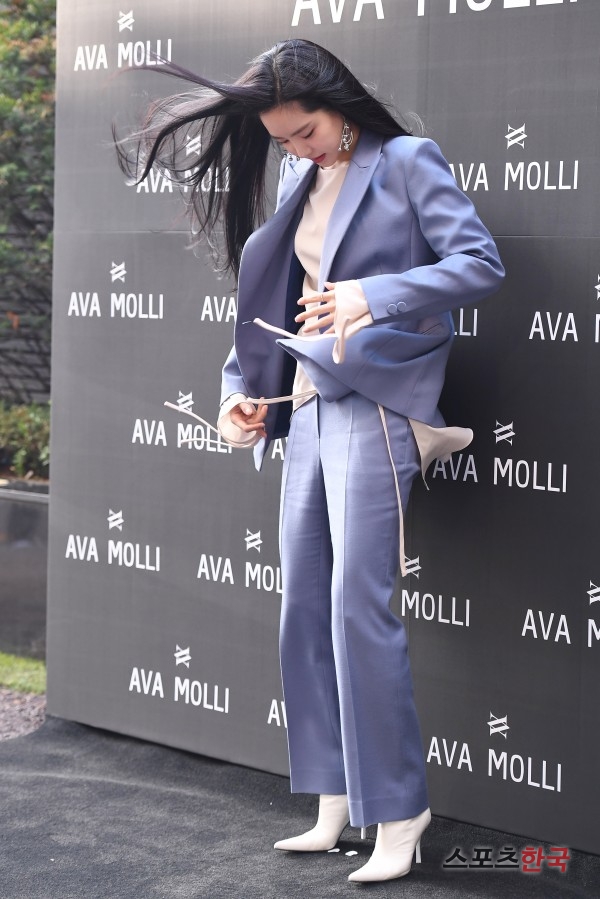 Apink Son Na-eun attends the opening ceremony of the Contemporary brand AVA MOLI (Avamoli) showroom at the Nonhyun-dong Avamoli store in Gangnam-gu, Seoul on the afternoon of the 4th.