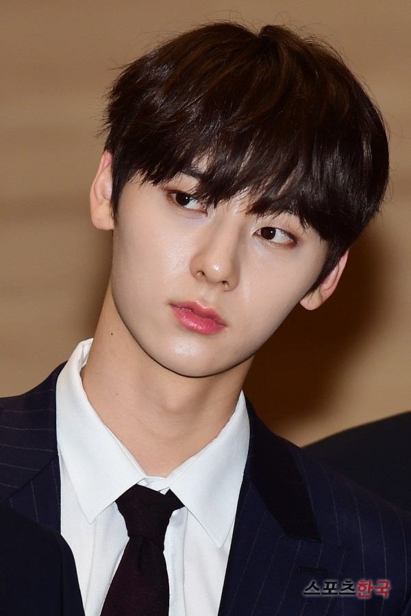 Wanna One Hwang Min-hyun is attending the 2018 National Brand Conference held at the National Assembly Hall in Yeouido-dong, Yeongdeungpo-gu, Seoul on the afternoon of the 5th.The winners of the National brand awards were violinist Jung Kyung Hwa in the arts division, idol group Wanna One in the culture division, and Olympic Skeleton gold medalist Yoon Sung Bin in the sports division.