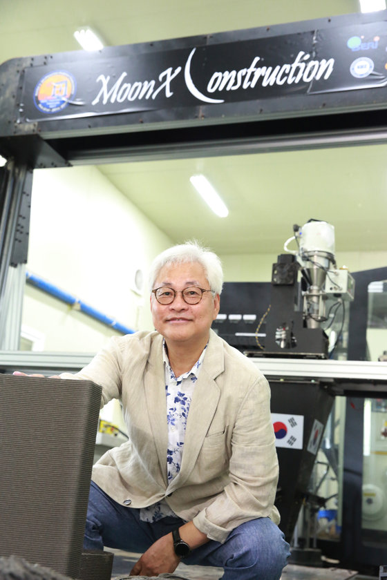 이태식 한양대 건설환경공학과 교수가 경기도 안산 에리카캠퍼스의 실험실에서 자신이 고안한 높이 2.5m의 초대형 3D프린터 앞에 섰다. [사진 한양대]