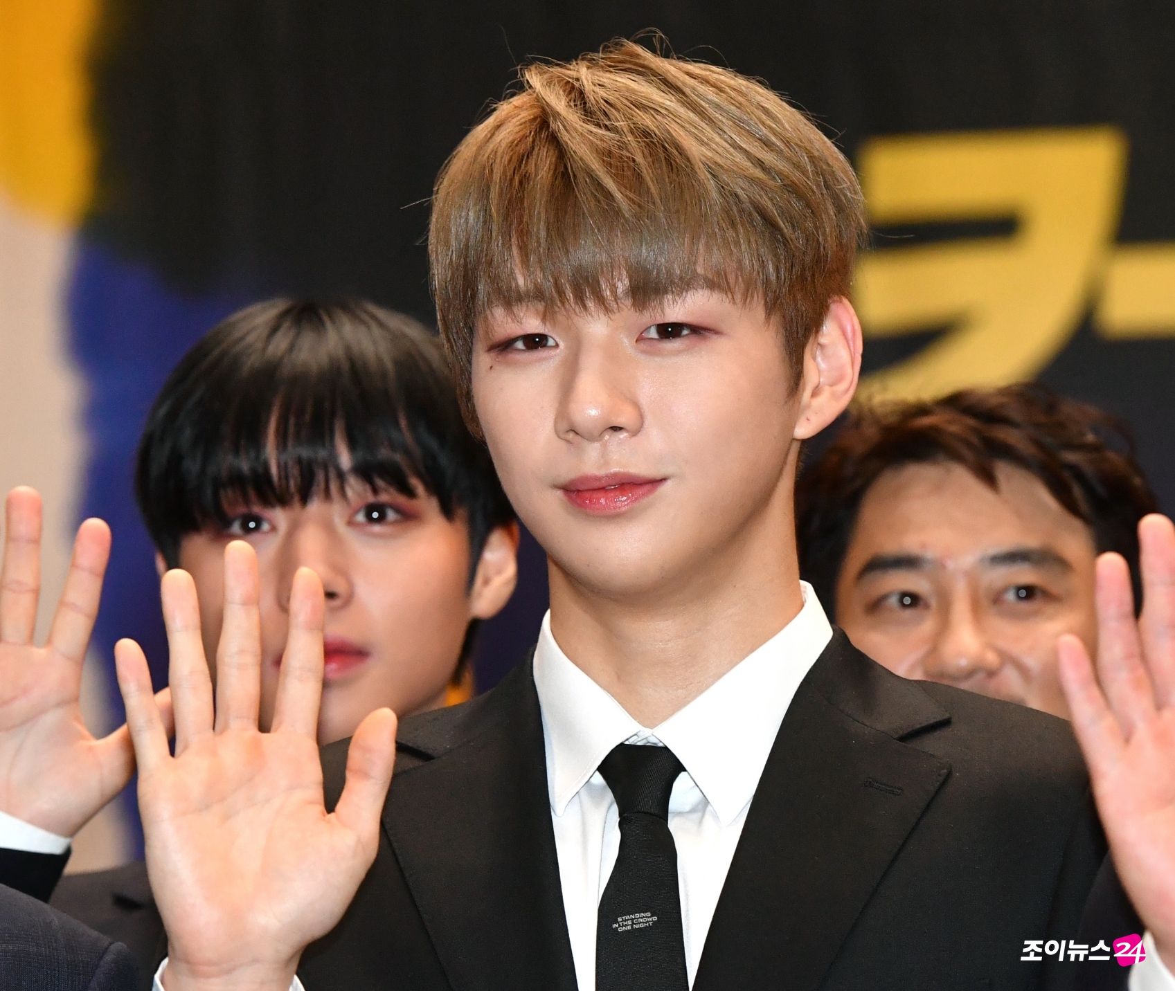 <p><></p><p>Group Wanna One River Daniel has taken a commemorative photo after participating in the 2018 National Brand Conference held at the Yeouido National Assembly Hall on September 5 and receiving the Cultural Revolution National Brand Award.</p><p>2018 National Brand Awards In the Arts department, the violinist Jung Kyung-hwa was chosen as the violinist Wanna One in the Cultural Revolution department, Pyeong Chang 2018 Olympic Winter Games closing ceremony Skeleton gold medalist Yun Sung bin in the sports division.</p>