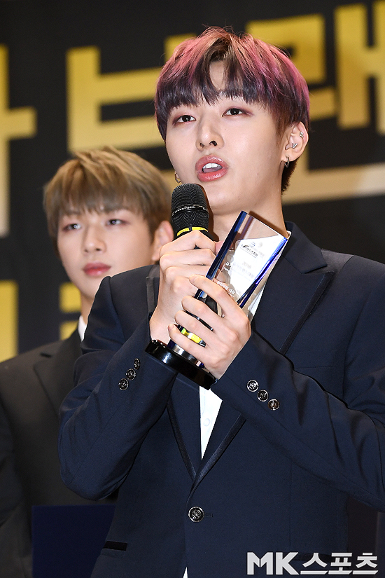 The 2018 National Brand Conference was held at the Yeouido National Assembly Hall in Seoul on May 5.Group Wanna One member Yoon Ji-sung is giving his impression of the award.