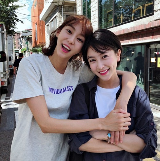Actor Park Min-ji cheered for Uees drama shootPark Min-ji said on his 5th day instagram, Onni came to our neighborhood and ran out! I hope it is good for my sister drama (# one person )!Fighting and posted a picture.In the public photos, Uee and Park Min-ji are affectionate. Especially Uee is hugging Park Min-ji with a long arm and attracts Eye-catching.Meanwhile, Uee and Park Min-ji appeared together in the MBC drama Deryl Husband Ojakdu which ended earlier this year.