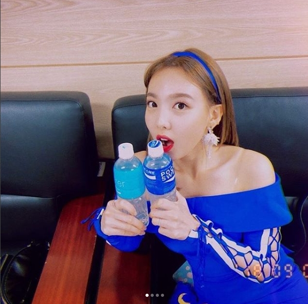 Group TWICE members Nayeon and Chae Young showed off their refreshing charm.TWICE Official Instagram posted a photo on September 4 with an article entitled Pocarri Girl.Inside the picture is a picture of Nayeon and Chae Young holding a drink Pocari Sweet, which TWICE is currently working as a model.Nayeon and Chae-young are smiling brightly in blue costumes, with their fresh beauty catching their eye.The fans who responded to the photos responded such as It is pretty, It is really cute and It is so hard that it is almost dead.delay stock