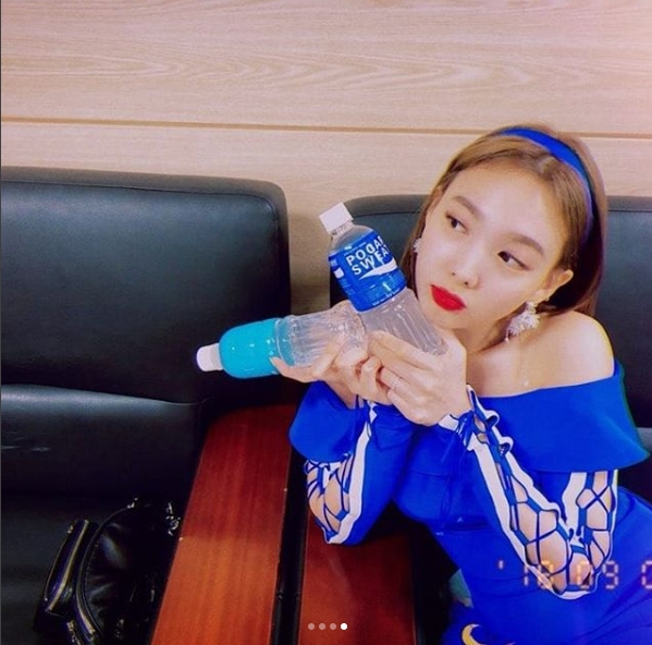 Group TWICE members Nayeon and Chae Young showed off their refreshing charm.TWICE Official Instagram posted a photo on September 4 with an article entitled Pocarri Girl.Inside the picture is a picture of Nayeon and Chae Young holding a drink Pocari Sweet, which TWICE is currently working as a model.Nayeon and Chae-young are smiling brightly in blue costumes, with their fresh beauty catching their eye.The fans who responded to the photos responded such as It is pretty, It is really cute and It is so hard that it is almost dead.delay stock