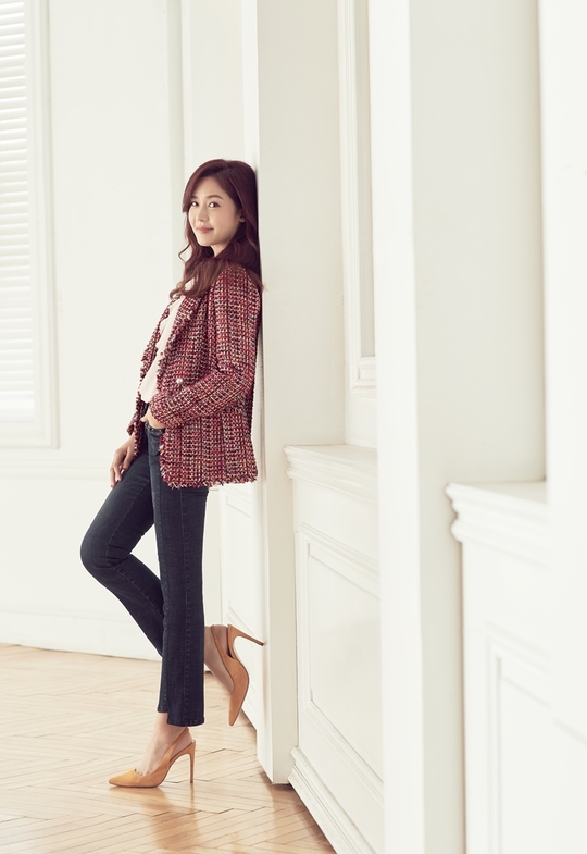 Sung Yu-ri, still sophisticated after marriage <p>Actor Sung Yu-ri showed exquisite and sophisticated charm as much as possible.</p><p>Sung Yu-ri who diverged familiar charm with SBS Plus Nightly renovation ( Nightly renovation ) is drawing attention in this photograph by directing a sensual atmosphere.</p><p>Sung Yu-ri is looking for beauty within the incomplete and slowly searching for living-style lifestyle Neutro (NEW-TRO, new (new) and retro reduction) It expresses the lifestyle to be done perfectly and digested the concept of this photo collection called The Classic and retro encounter perfectly.</p><p>Sung Yu-ri who is interested in women with an exceptional fashion sense matches the pet suit pants with a refreshing ivory knitted on the plaid trench coat and added the classic fashionable, melange-gray jacket and blouse We completed a chic office look. Also, showcase a sophisticated atmosphere casual look with a nice tweed jacket with tailored collars.</p><p>On the shooting scene of this day, she raised the completeness of the photograph collection with a soft expression and natural pose, and in the The Classic mood that was tightened, she got the evaluation that utilized the retro element particularly well and was involved in the site Bringing satisfaction. In particular, he said that he enjoyed photography by introducing a pleasant and relaxing atmosphere, such as approaching ahead with a bright, gentle smile peculiar to the person at the scene.</p><p>Meanwhile, Sung Yu-ri is an active MC as a lifestyle program named Nightly renovation with his name</p>