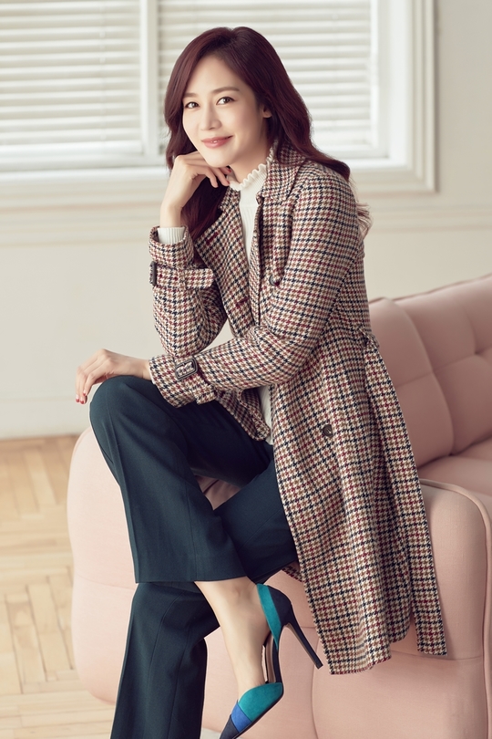 Sung Yu-ri, still sophisticated after marriage <p>Actor Sung Yu-ri showed exquisite and sophisticated charm as much as possible.</p><p>Sung Yu-ri who diverged familiar charm with SBS Plus Nightly renovation ( Nightly renovation ) is drawing attention in this photograph by directing a sensual atmosphere.</p><p>Sung Yu-ri is looking for beauty within the incomplete and slowly searching for living-style lifestyle Neutro (NEW-TRO, new (new) and retro reduction) It expresses the lifestyle to be done perfectly and digested the concept of this photo collection called The Classic and retro encounter perfectly.</p><p>Sung Yu-ri who is interested in women with an exceptional fashion sense matches the pet suit pants with a refreshing ivory knitted on the plaid trench coat and added the classic fashionable, melange-gray jacket and blouse We completed a chic office look. Also, showcase a sophisticated atmosphere casual look with a nice tweed jacket with tailored collars.</p><p>On the shooting scene of this day, she raised the completeness of the photograph collection with a soft expression and natural pose, and in the The Classic mood that was tightened, she got the evaluation that utilized the retro element particularly well and was involved in the site Bringing satisfaction. In particular, he said that he enjoyed photography by introducing a pleasant and relaxing atmosphere, such as approaching ahead with a bright, gentle smile peculiar to the person at the scene.</p><p>Meanwhile, Sung Yu-ri is an active MC as a lifestyle program named Nightly renovation with his name</p>