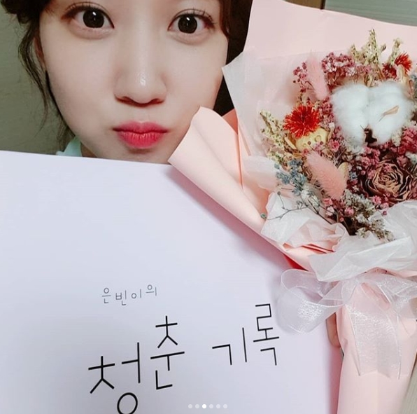 Actor Park Eun-bin has released a photo of his 27th birthday certification.Park Eun-bin posted a short post and photo on his Instagram on September 5; Park Eun-bin said: September 4, 2018 is a really happy day.Thank you to everyone for celebrating my birthday. Welcome to me. And thank you for your happy birthday. The letters are so touching.Ill shoot it with all my strength, he wrote.The photo featured Park Eun-bin posing for a heart with various gifts in front of him; Park Eun-bin added a pure charm with a sky blue blouse.Park Eun-bins smile is lovely.In another video, Park Eun-bin is celebrating his birthday at the KBS 2TV new drama Monk of the Day.Choi Daniels figure holding the cake also draws Eye-catching.The fans who heard the news responded, I will shoot the main shot!, Happy birthday and I am looking forward to the drama.delay stock
