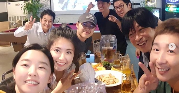 The scene of the Wrap party of One Hundred Days has been unveiled.Actor Kim Ki-doo said on September 5th, Wrap party of 100 days. Seo Won-seop.Our shooting is over, but the drama starts from next week! Thank you for your time! I enjoyed it! Lets meet on the air from next week. In the photo, TVN New Moon TV drama One Hundred Days starring actors D.O., Nam Ji-hyun, Jung Hae Kyun, Jo Sung-ha, Lee Min-ji and Kim Ki-doo were included.Together, it attracts attention because it is watching the special broadcaster One Hundred Days: Introduction Book.kim ye-eun