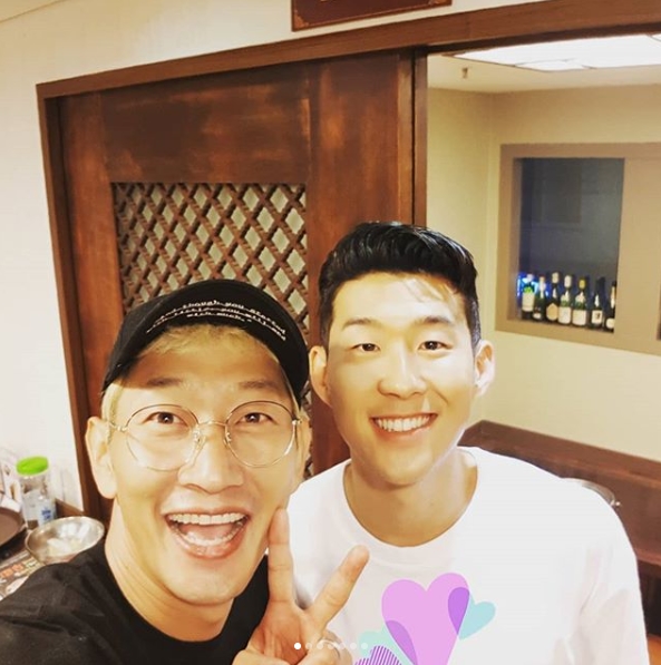 Group DJ DOC member Kim Chang-Ryul met with national soccer players.Kim Chang-Ryul wrote in his Instagram on September 4, Thank you for the gold medal. Thank you. National representative. Thank you.I would like to ask you well in the future. In the photo, Son Heung-min, Lee Seung-woo player and Kim Chang-Ryul taking Selfie were included.Kim Chang-Ryul and the bright smiles of the players stand out. The cheerful atmosphere of the players also catches the eye.The fans who responded to the photos responded I was so happy thanks to you, I envy you, I am really handsome.delay stock