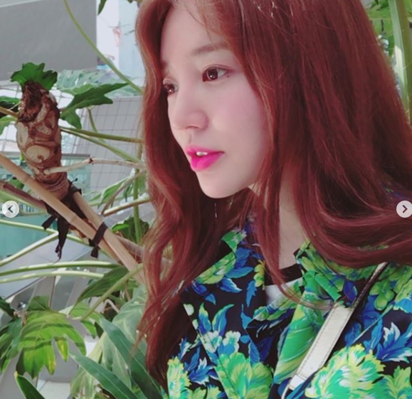 A pictorial routine of Yoon Eun-hye has been revealed.Actor Yoon Eun-hye posted a picture and a picture on his instagram on September 5th, Im like ..Hawaii ..In the photo, Yoon Eun-hye is wearing a colorful jacket and making a lovely look. Yoon Eun-hyes watery beauty, which is about to come back, catches the eye.kim ye-eun