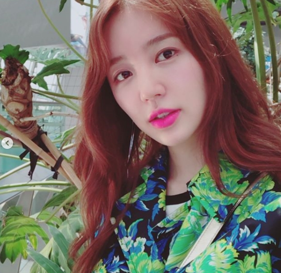 A pictorial routine of Yoon Eun-hye has been revealed.Actor Yoon Eun-hye posted a picture and a picture on his instagram on September 5th, Im like ..Hawaii ..In the photo, Yoon Eun-hye is wearing a colorful jacket and making a lovely look. Yoon Eun-hyes watery beauty, which is about to come back, catches the eye.kim ye-eun