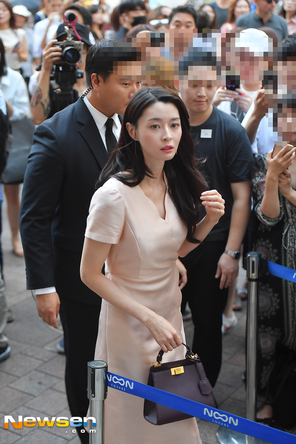 Hello Venus Nara attended a parent brand photo call Event held at Snow Square in Myeong-dong, Jung-gu, Seoul on the afternoon of September 5.The Europe is entering the venue on the day.expressiveness