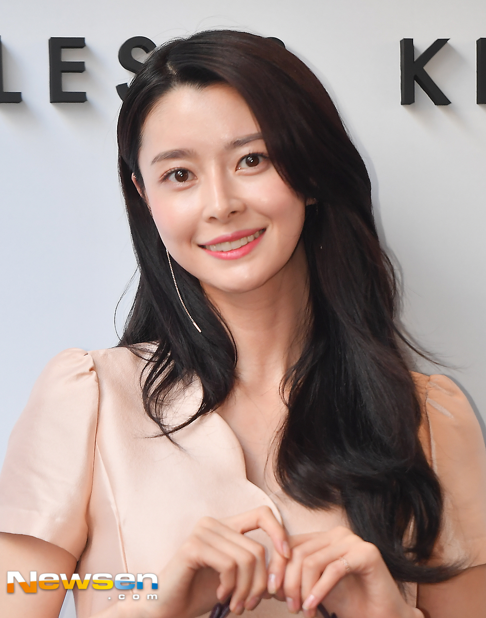 Hello Venus Nara attended a parent brand photo call Event held at Snow Square in Myeong-dong, Jung-gu, Seoul on the afternoon of September 5.The Europe is responding to the photo pose on this day.expressiveness