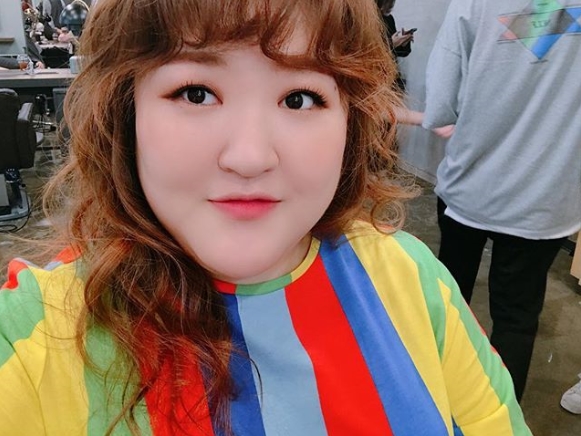 Lee Guk-joo has unveiled Selfie, which features a glamorous Makeup.Gag Woman Lee Guk-joo posted a picture on September 5 with an article entitled I am worried about what color I wear.The photo shows Lee Guk-joo in a colorful costume; Lee Guk-joos bright Make up catches the eye.kim myeong-mi