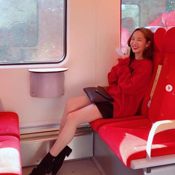 Actor Park Min-young has been caught in a lovely recent situation.Park Min-young uploaded several photos of her during a Travel to her Instagram on September 5.The picture shows Park Min-young on the train. Red seat and neat sweeter color are impressive. Beautiful smile gives warmth.Hwang