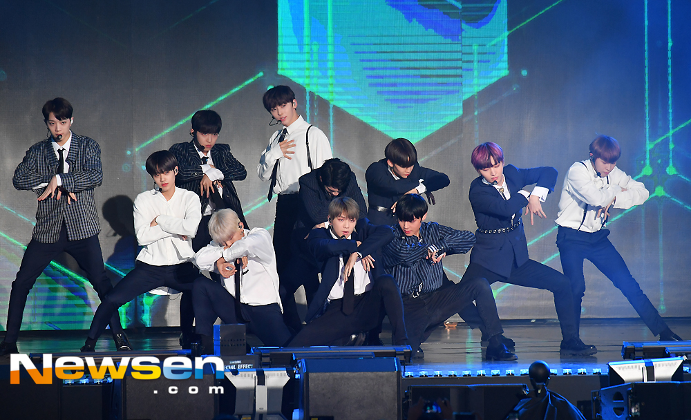 The 2018 DMC Festival DMCF 2018 opening special super concert was held at the DMC Sangam Cultural Plaza in Mapo-gu, Seoul on September 5Wanna One showed off a great stage on the day.The super concert featured Kim Kyung-ho Band, Dynamic Duo, Red Velvet, Rhythm Power, Sohyang, Song Sohee, GFriend, Wanna One, Kai, Forestella and Wheesung.expressiveness