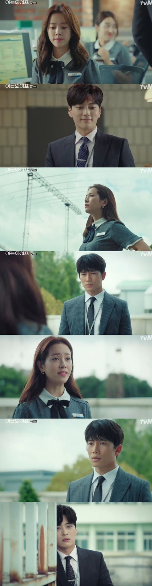 In Knowing Wife, Confessions made it clear that Ji Sung was a former couple to Han Ji-min.In the TVN drama Ai is a Wife (directed by Lee Sang-yeop, played by Yang Hee-seung), which was broadcast on the 5th, Joo-hyuk (Ji Sung), who revealed everything to Woojin (Han Ji-min), was drawn.On this day, Woojin learned his mind toward Juhyeok. Woojin borrowed his strength from alcohol and conveyed his mind in a careful manner.Though he said he liked it with tears, Joo Hyuk refused Woojins mind, saying, No, we cant. At this time, Woojin pulled Joo Hyuk and kissed him.Ju-hyeok did not refuse it without knowing it. At this time, the spirited Ju-hyeok ran away with his lips We are not.Joo Hyuk kept thinking that he would go back to Woojin.After the end, I had dinner with Woojin, and Woojin spoke Carefully, saying that I had to say a little frankly.Woojin said, I do not think I can meet my agent anymore. I am a good person, but I know my head, but I keep seeing the wrong place.I can not do it now, he said, I am sorry that I did not start from the beginning. After the end, he laughed, saying, I asked you to meet me for a month and decide.I did not commit a crime to die, and if men and women do not fit, I can break up, he said. I was kicking, tea, and so on. He naturally suggested that I go back to my comfortable colleagues.Woojin sighed on the roof, and Joo Hyuk looked at it.Please think about it again after the end, he said. Anyone who really likes Mr. Woojin, if it is because of that day, can make a mistake.But Woojin said, It is not a mistake. I do not want any answers, I have just been through a hard time, and I know how close you are, so please do not force me to do anything else.Ju-hyeok did not answer.Woojin continued, Do not be too uncomfortable, if you are uncomfortable, do not make that kiss any meaning, he said. I am a drunken person like you said.The last who came up on the roof was shocked to hear this conversation.Ju-hyeok, who did not have Ali, noticed the extraordinary end of the day. He asked what was going on, and the end of the day punched him.How can you do this to me, how can I believe you, and how can I be so deceitful? I do not like people, but at least I should have given them a tee, I was thrilled by the superiority because my favorite woman liked you.I do not think so, Woojin and I, he said, and after the end, he left, saying, What is certain is that you are a bad guy for me.Im sorry, but its not what you really thought, he said, packing up his luggage.At this time, the burden was overturned, and the end that followed Juhyuk put the burden back and said, Do not mistake it for watching. I do not do anything that is not like you, so I do not do anything to kick out a woman because of a woman.There was a feeling of discomfort between them.When he returned home, he asked if he could apply for a branch transfer to the provider.At this time, Woojin reported that Joo Hyuk had applied for a branch transfer to the provider. Woojin said, Is it because of me, thats why it was today?That night, Woojin found out who the man had been in his dreams, and he finally realized that the man who had appeared was Ju-hyeok, and then he cried with pain in his heart.Woojin came to Juhyeok late at night.I had a dream to dream again tomorrow, a dream that a man appeared, he said. I was in a dream, I was married to the man, I had a child, I was angry and I was going to die, I was in a dream, I just saw it in my dream.It was a car, what is this? Is it just a coincidence? Is it just a dream? Do you know anything?It was strange that my mother knew my house, knew my trivial habits, and called my mother a car room.Joo Hyuk said, Woojin, and Woojin said, Every time I call it that, my heart is strangely sad and sick. What is this?I do not know what to do. Juhyuk said, It was our couple, I was married to you. Confessions, Woojin said, What? It was a couple, we, Ju-hyuk said once again, Woojin was shocked.Capture the broadcast screen of Knowing Wife