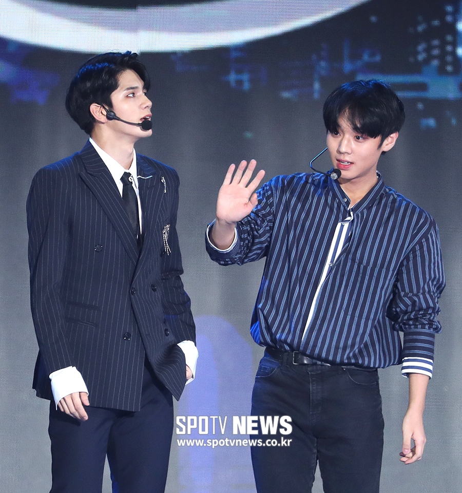 A special Super concert for the opening of the DMC Festival 2018 was held at the DMC Sangam Cultural Plaza in Mapo-gu, Seoul on the afternoon of the 5th. Wanna One Ong Sung-woo and Park Jihoon (from left) greet their fans.