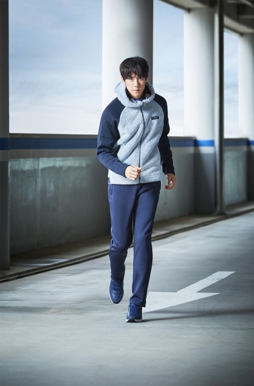 Actor Yoo Yeon-Seok has released the pictorial.Yoo Yeon-Seok in the picture completed chic styling wearing a Urban Athlete look that can be worn in a comfortable but sensible way in the city center.Yoo Yeon-seoks unique deep eyes combined to complete a more intense and sensual picture.On the other hand, Yoo Yeon-seok is appearing on TVN drama Mr. Sunshine.