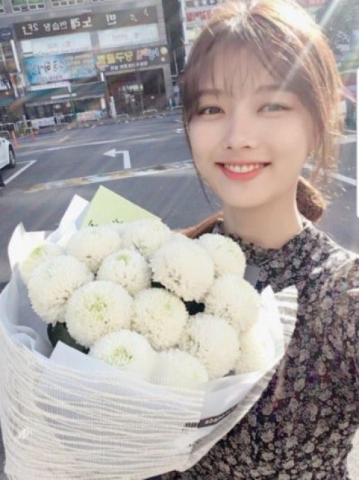 Actor Kim Yoo-jung expressed his feelings about resuming filming of JTBCs new drama, Clean Up Once Hot (hereinafter referred to as Iltcheong).After finishing the filming of Ilte Cheong on the 5th, Kim Yoo-jung posted a short impression with the photo through a fan cafe.Kim Yoo-jung said, I have been working hard and have become healthier than before.Thank you for supporting me and waiting for me, and thank you. I am always grateful to you, and I love you more than anything else. I will meet you soon!I added.In late February, filming was halted due to Kim Yoo-jungs health deterioration; Kim Yoo-jung was diagnosed with hypothyroidism and has been committed to treatment.Kim Yoo-jung is still in hospital with Dani Alves and is outpatient.Iltecheong is a work based on the popular webtoon of the same name, and is a romance drama depicting the story of Kim Yoo-jung, a hygienic idea, and CEO of a cleaning company (Yoon Gyun-sang).It will be broadcast first in November.Hello, its a well.Its been a while. How have you been? Ive worked harder, Ive been healthier. Thank you and thank you.I started shooting new today. Clean up hot! First shot, good and good, and Im home.I want to tell you the first thing I wanted to see before I fell asleep, so lets turn off a few words like this.Everyone who always gives me great strength and support! I always appreciate it and love it more than anything. Well meet soon!