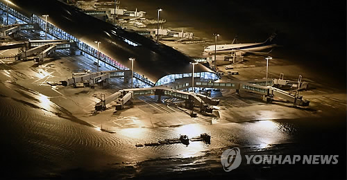 물에 잠긴 日 오사카 간사이공항 (도쿄 AP/교도=연합뉴스) 강력한 제21호 태풍 '제비'가 일본 열도에 상륙한 4일(현지시간) 오사카 간사이공항이 물에 잠겨 있다. 집중호우로 물이 불어나자 간사이공항은 결국 폐쇄돼 이용객들이 고립됐다. ymarshal@yna.co.kr (끝)