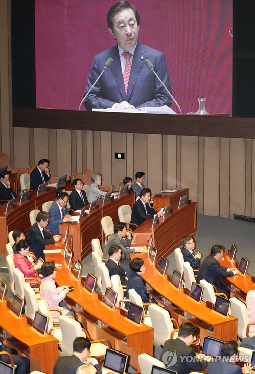 교섭단체 대표연설하는 김성태 (서울=연합뉴스) 김주형 기자 = 자유한국당 김성태 원내대표가 5일 오전 국회 본회의에서 교섭단체 대표연설을 하고 있다.       kjhpress@yna.co.kr  (끝)