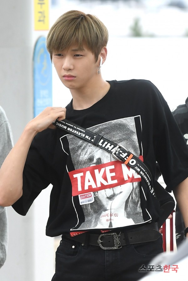 Wanna One Kang Daniel is leaving for Singapore through Incheon International Airports Terminal 1 on the afternoon of the 6th.