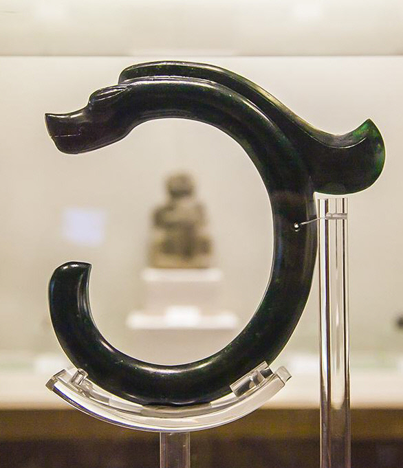 내몽골 츠펑(赤峰)박물관에 전시돼 있는 중화제일룡. 이 옥 부장품은 초기 국가와 권력자의 출현을 현시하는 유물이지만 중국 학자들은 중화의 용으로 봤다.