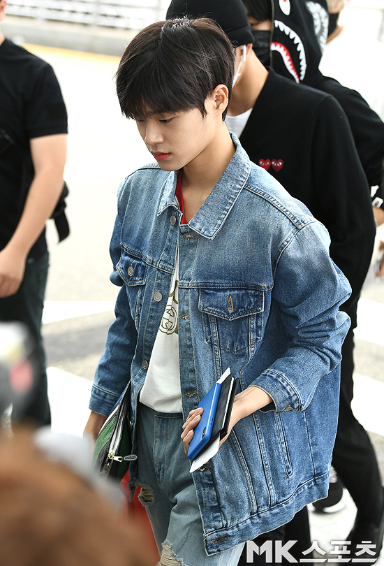 Group Wanna One and Momorand left the country on the 6th through the International Airport Terminal 1 to attend the 2018 BOF Super Massageup Concert Showcase at the Singapore Indoor Stadium.Group Wanna One member Lee Dae-hui is heading to the departure hall.