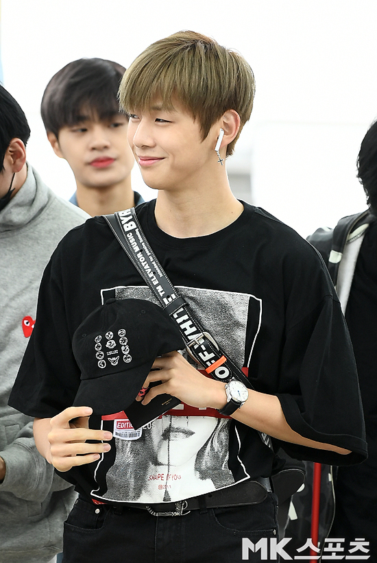 <p>Group Wanna One, Momonland departed via Incheon International Airport Terminal 1 on June 6 to participate in the 2018 BOF Super Mash Up Concert Showcase to be held at Singapore Indoor Stadium (Singapore Indoor Stadium).</p><p>Group Wanna One Member River Daniel is smiling for departure.</p>