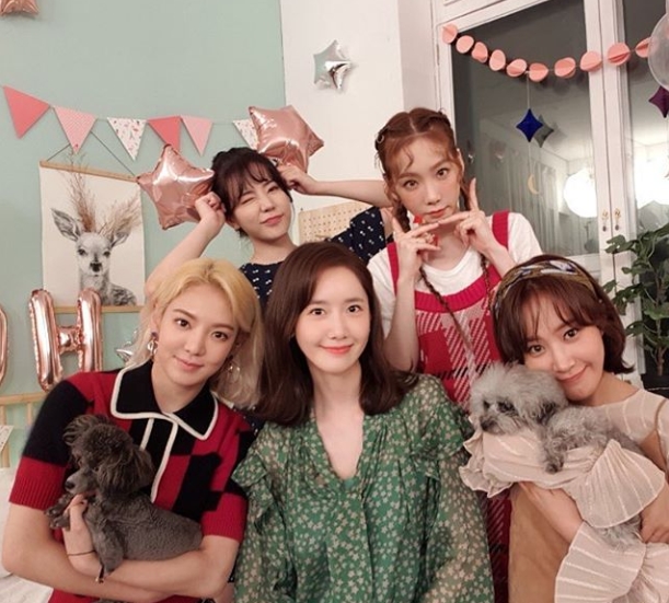 Girls Generation-Oh!GG (Oh Ji-ji) members Taeyeon, Sunny, Hyoyeon, Im Yoon-ah and Kwon Yuris comeback certified photos have been released.Sunny wrote on her Instagram account on September 6, Was it fun today? If you like your wish (Girls Generation official fandom name), we like it better!But Ive been broadcasting with MCs for 12 years. Why are you always so busy? Soshi. Okay! Give it! Give it up!Next time, it would be better if we all came together! In the photo, Girls Generation-Oh!GG members were shown.Hyoyeon and Kwon Yuri hold their pet dog in their arms, while Im Yoon-ah, who sits between the two, shows off a refreshing smile.Sunny is showing off a cute wink, while Taeyeon is taking a V-pose: The glaring beauty of the five members stands out.The fans who responded to the photos responded I am so cute, Thank you for coming back and I wanted to see it.delay stock