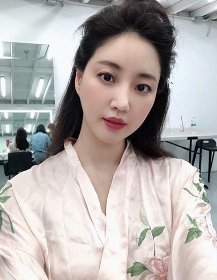Kim Sa-rang, perfect hair style <p>Kim Sa-rangs Self was released.</p><p>Actor Kim Sa-rang posted the sentence Recent Thank You One Day. And his recent photo on his own Instagram on September 6.</p><p>Kim Sa-rang in the photo has a unique and esoteric Hair style. Nonetheless, the beautiful beauty of persuasive Kim Sa-rang attracts eyes.</p><p>On the other hand, Kim Sa-rang actively communicates with fans via SNS</p>