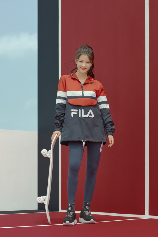 Kim Yoo-jung pictorial has been released.Global sports brand Fila (FILA) unveiled a 2018 autumn season pictorial by brand muse Actor Kim Yoo-jung on September 6.Kim Yoo-jung in this picture received a warm autumn sunshine under a high sky and digested the item of Fila, which feels the Sesame Street mood based on brand Heritage, in his own style.kim myeong-mi