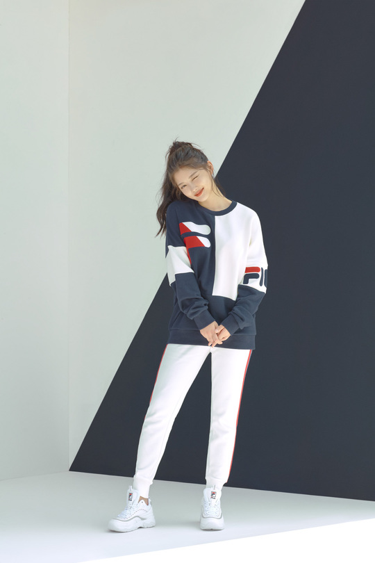 Kim Yoo-jung pictorial has been released.Global sports brand Fila (FILA) unveiled a 2018 autumn season pictorial by brand muse Actor Kim Yoo-jung on September 6.Kim Yoo-jung in this picture received a warm autumn sunshine under a high sky and digested the item of Fila, which feels the Sesame Street mood based on brand Heritage, in his own style.kim myeong-mi
